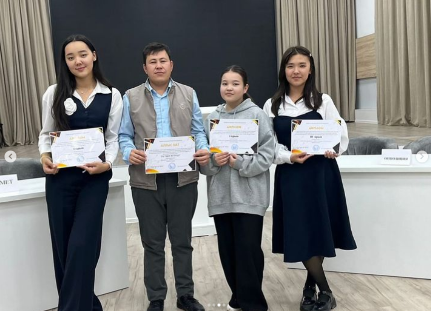 “Болашағымыз бірлікте” атты пікірсайыста 1-орын алған №185 мектеп -гимназия Балтырыкова Малика, Сарыхан Инабат, Аясын Алинұр марапатталады.