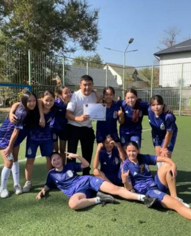 Ұлттық мектеп лигасы аясында 7-8 сынып оқушылары арасында өткізілген футбол “Былғары доп” аудандық іріктеу жарысында қыздар командасы 1-орынға ие болған №185 мектеп-гимназия