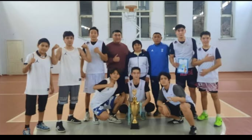 “Алтын доп” аудандық іріктеу жарысында ұлдар командасы 1-орынға ие болған №185 мектеп-гимназия марапатталады.