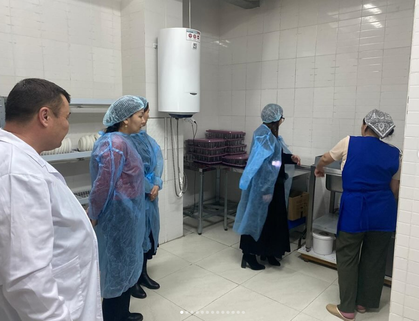 «Жалпыға бірдей міндетті оқумен қамту қорынан» бөлінген қаржыдан бір мезгіл тегін ыстық тамақ ішетін оқушылардың тамақтануын қадағалау мақсатында (бракераждық комиссия) мониторинг комиссия мүшелері тексеру жүргізіп, акт толтырылды.